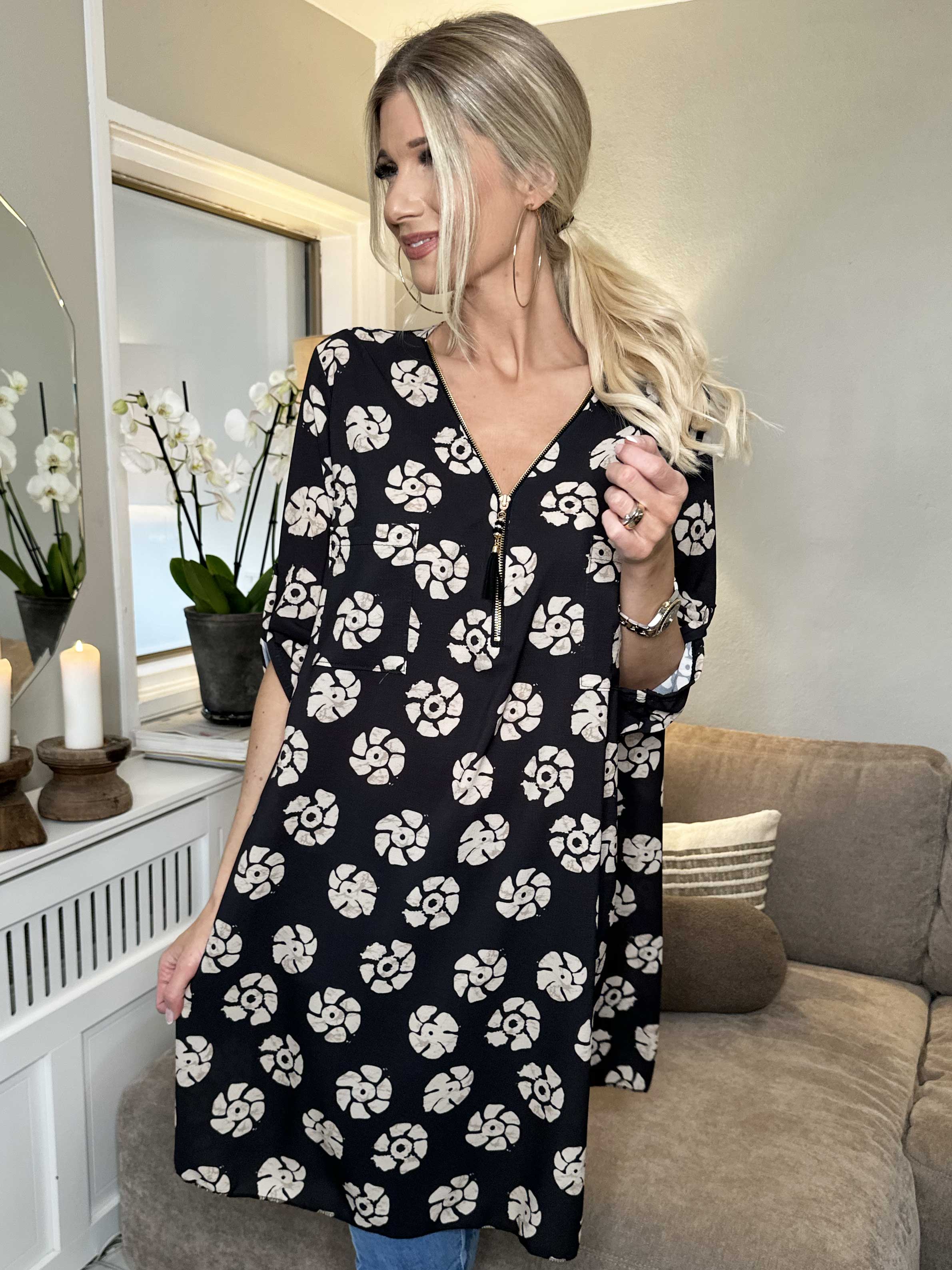 Claudia Print Dress - Tunikaklänning med tryck och dragkedja - Black